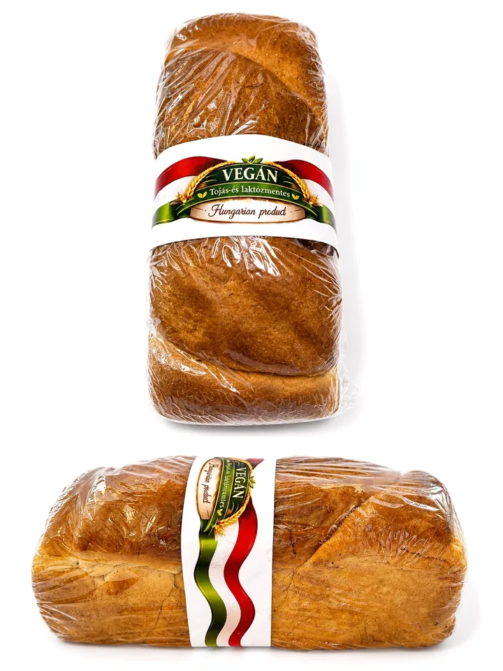 Puha, fényes tetejű, foszlós szeletekre bontható kalács, csomagolva.