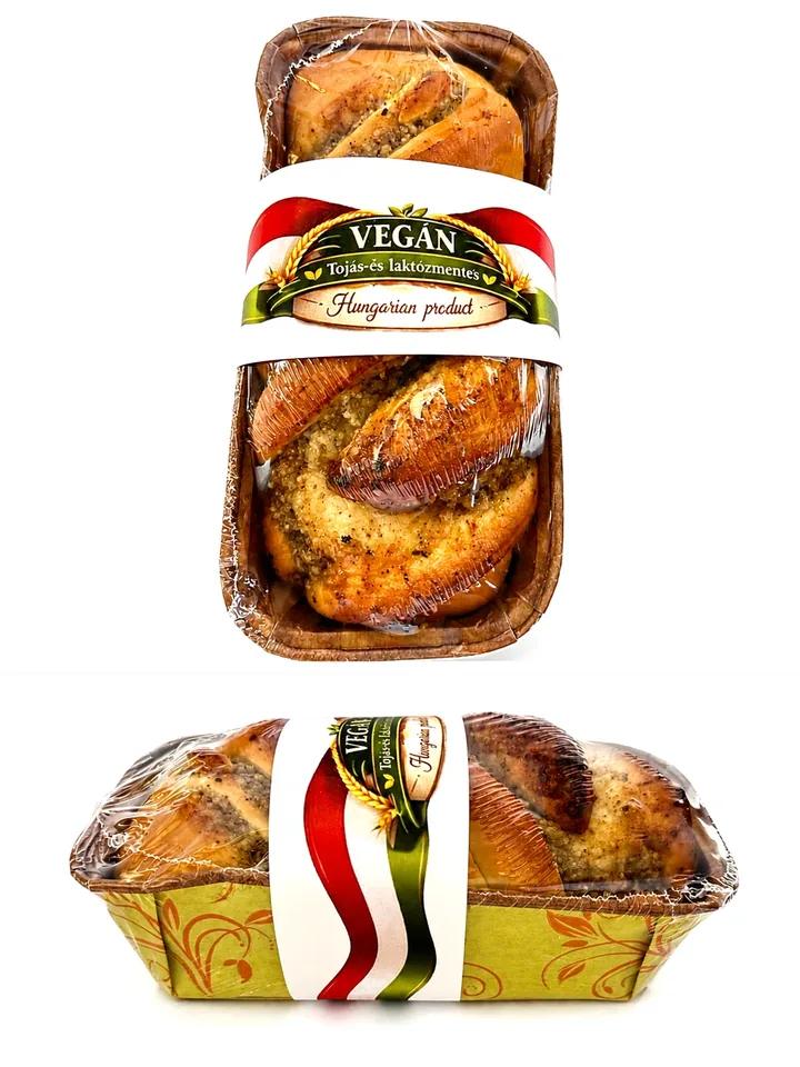 Diós töltelékkel készült fonott kalács, csomagolva.