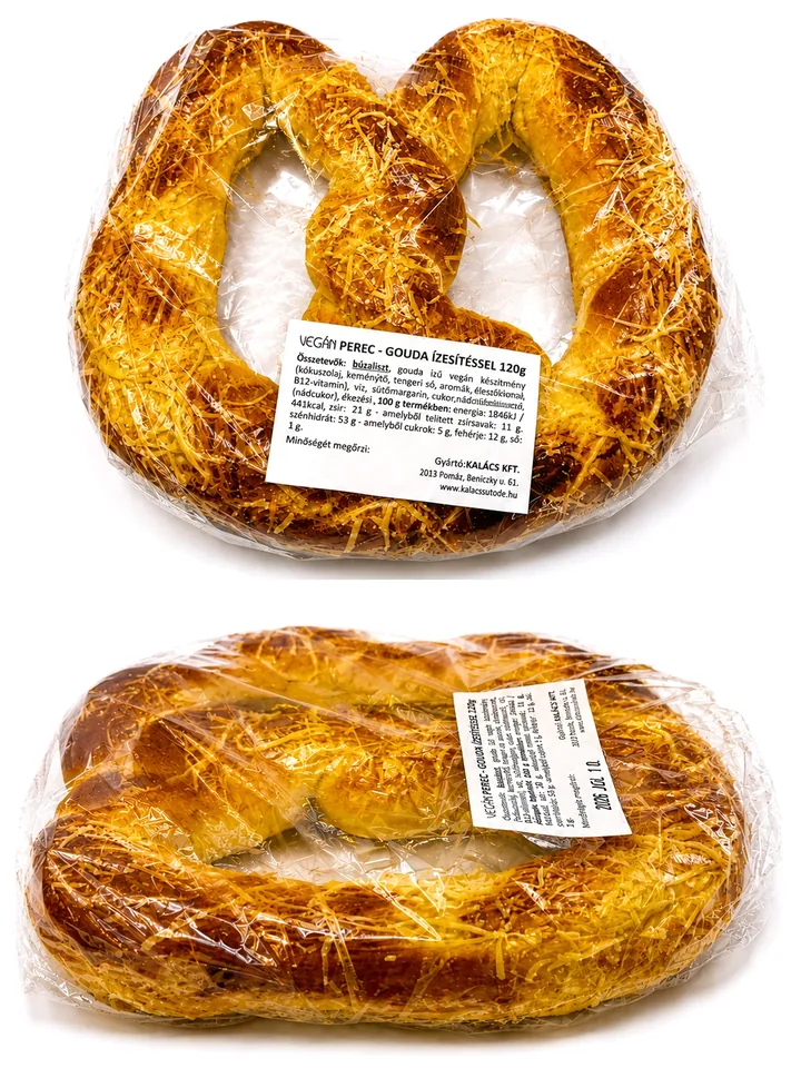Gouda ízesítésű, reszelt réteggel megszórt perec, csomagolva.